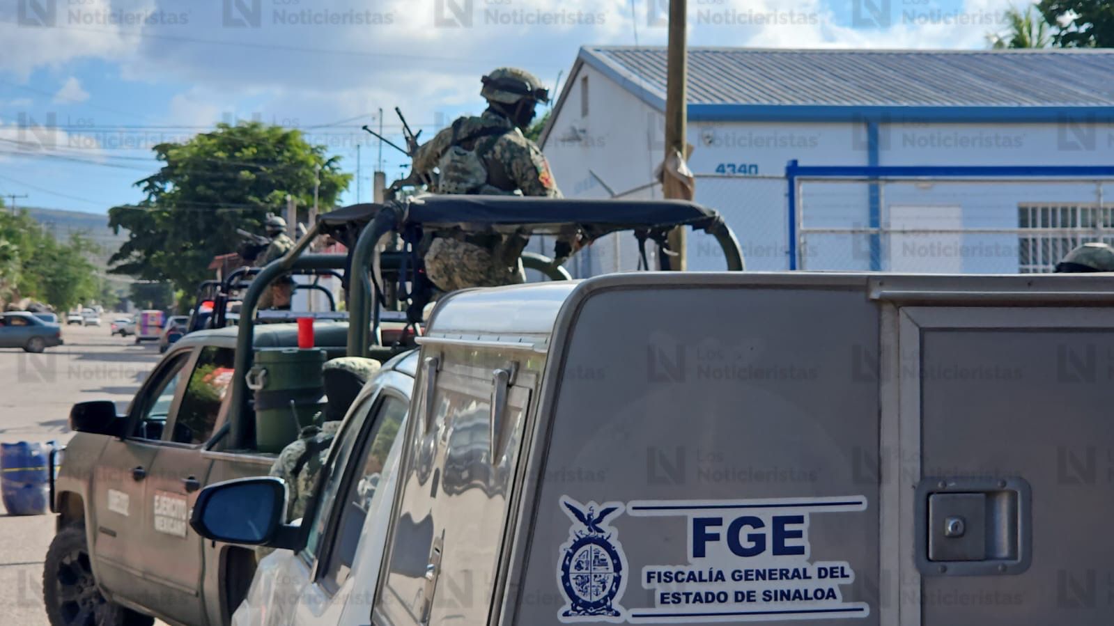 camioneta del Ejercito y unidad de la FGE