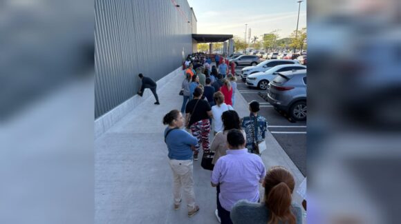 Se registran filas kilométricas en Costco Culiacán por la Nochebuena