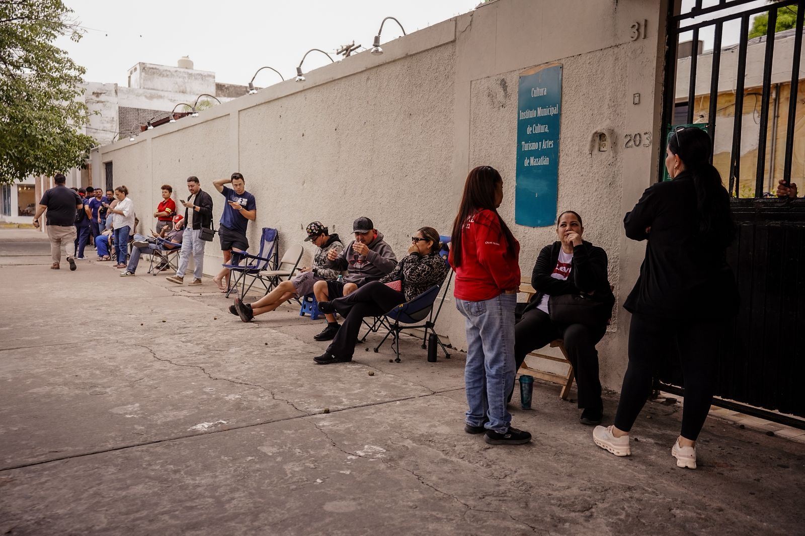personas haciendo fila para comprar boletos para coronaciones del Carnaval de Mazatlán