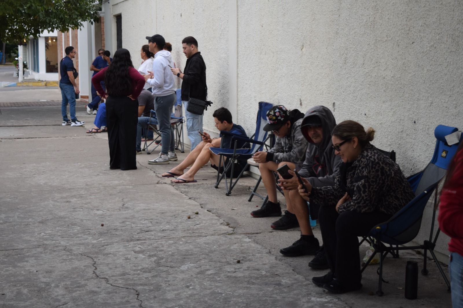 personas haciendo fila para comprar boletos para coronaciones del Carnaval de Mazatlán