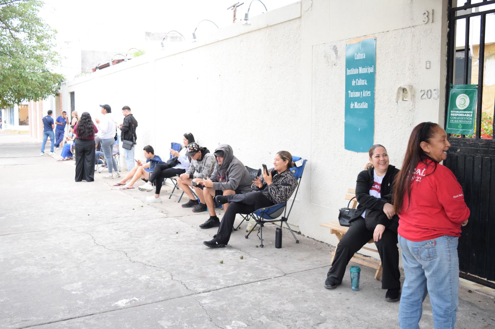 personas haciendo fila para comprar boletos para coronaciones del Carnaval de Mazatlán