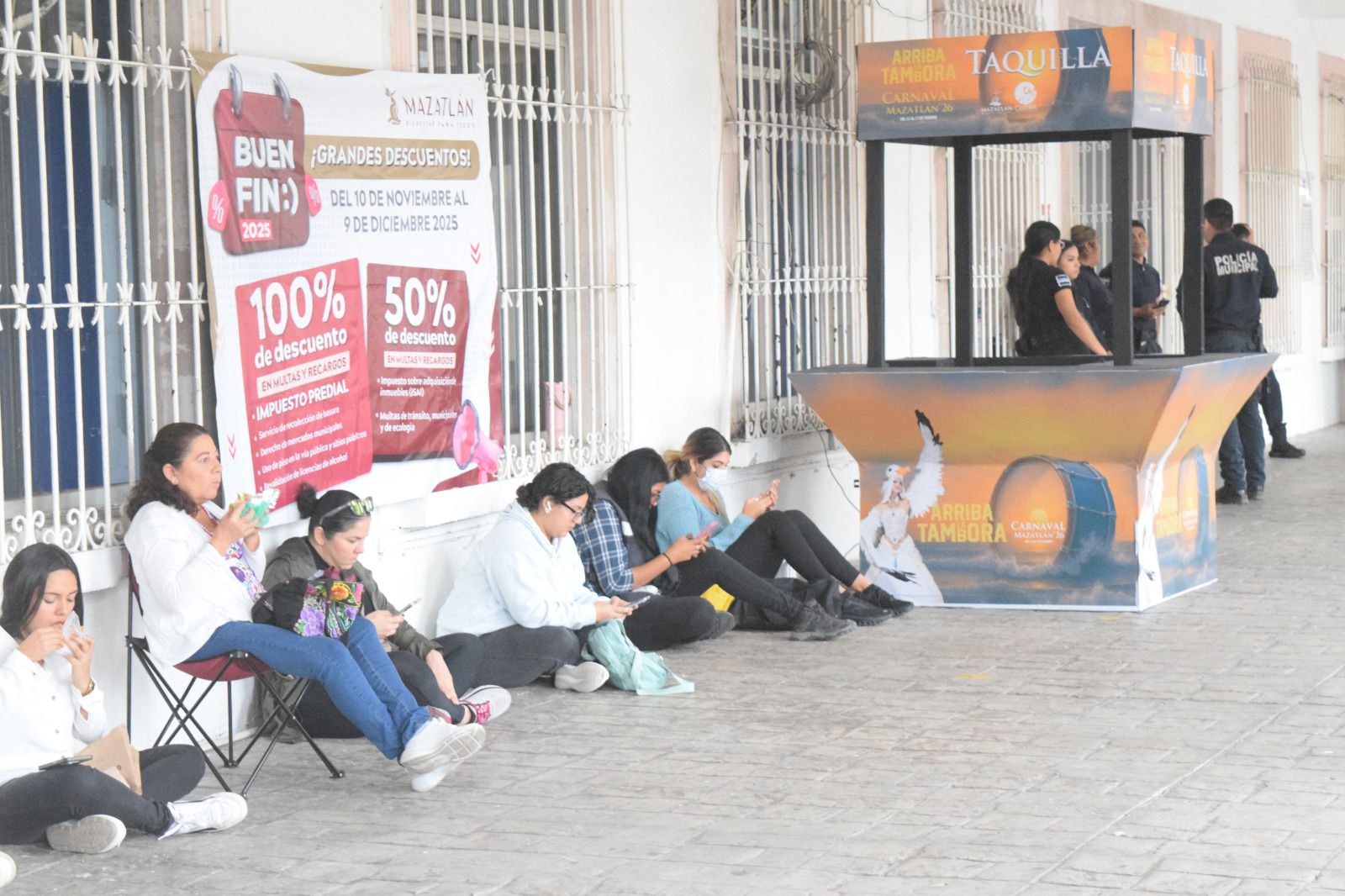 personas haciendo fila para comprar boletos para coronaciones del Carnaval de Mazatlán