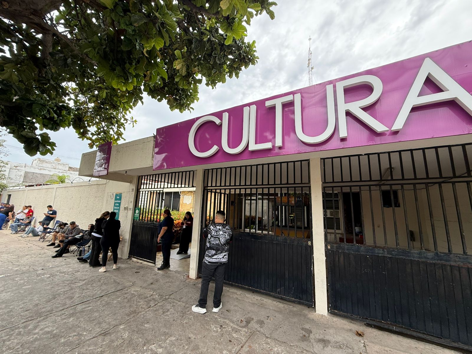 personas haciendo fila para comprar boletos para coronaciones del Carnaval de Mazatlán