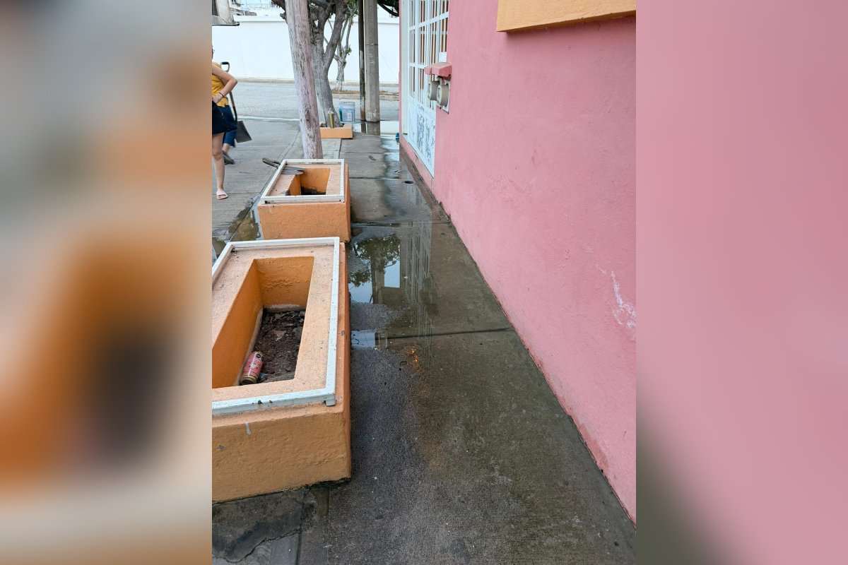 Fugas de aguas negras en el Infonavit Alarcón de Mazatlán
