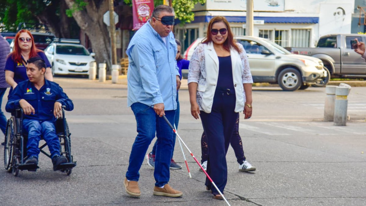 funcionarios del ayuntamiento recorren las calles de los mochis bastones