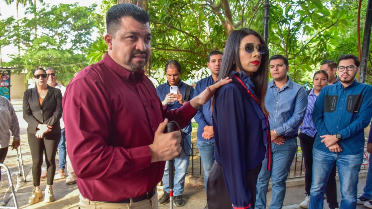 funcionarios del ayuntamiento recorren las calles de los mochis con bastones