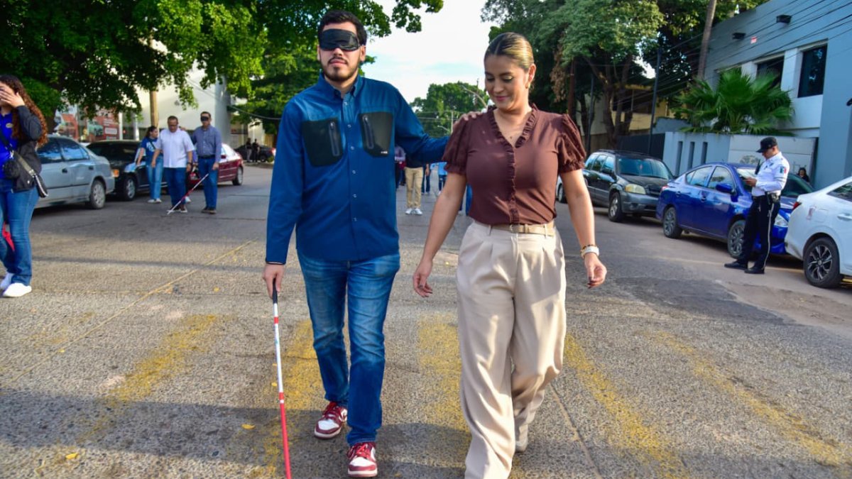 funcionarios del ayuntamiento recorren las calles de los mochis con ojos tapados