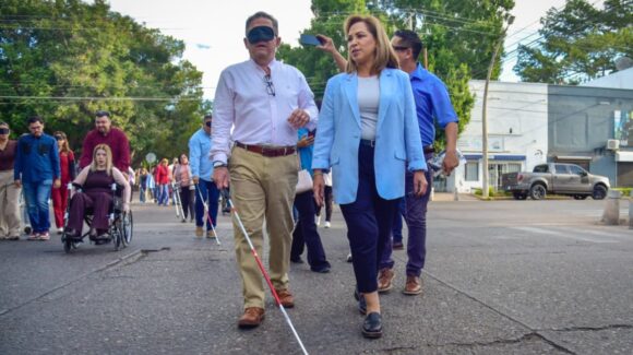 Funcionarios del Ayuntamiento de Ahome recorren las calles de Los Mochis en sillas de ruedas, con antifaces y bastones guías