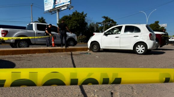Buscan a esposo de mujer hallada sin vida en vehículo afuera del HG de Los Mochis, Sinaloa; lo había denunciado por violencia