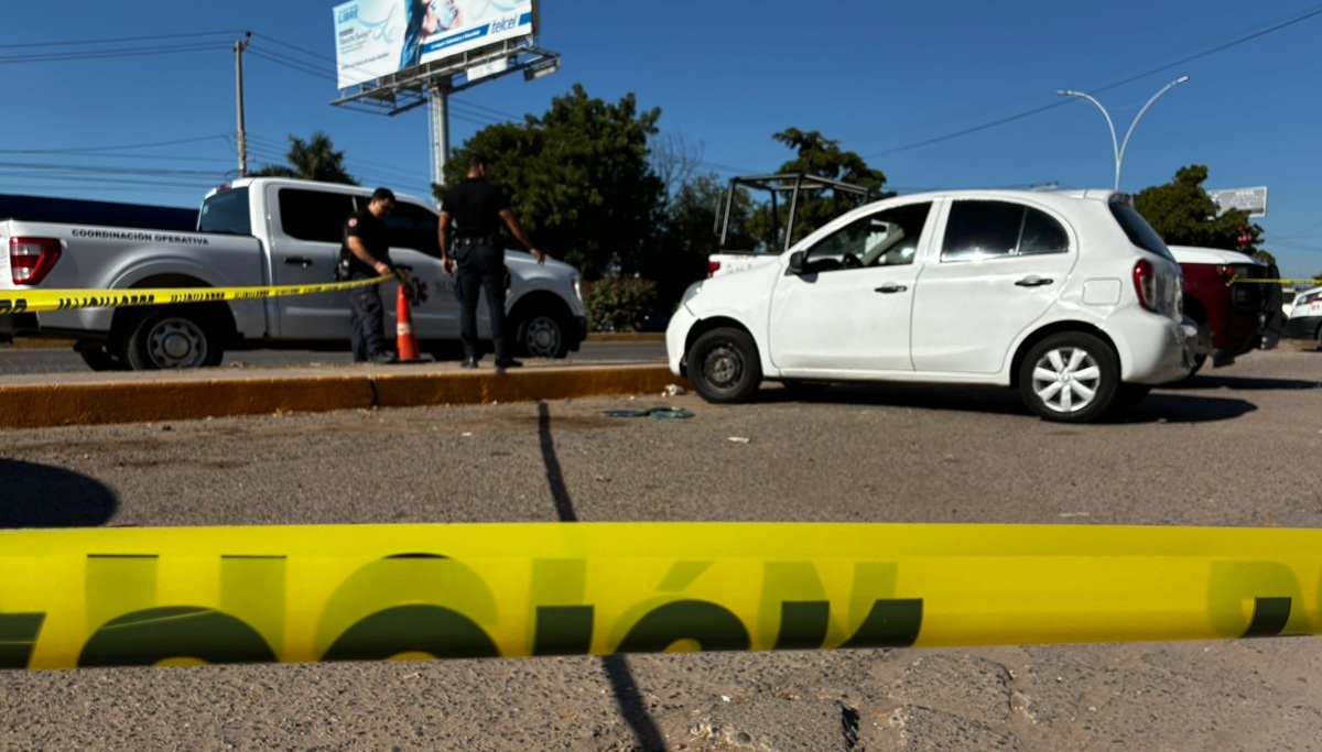 Hallan a mujer sin vida en vehículo afuera del Hospital General de Los Mochis