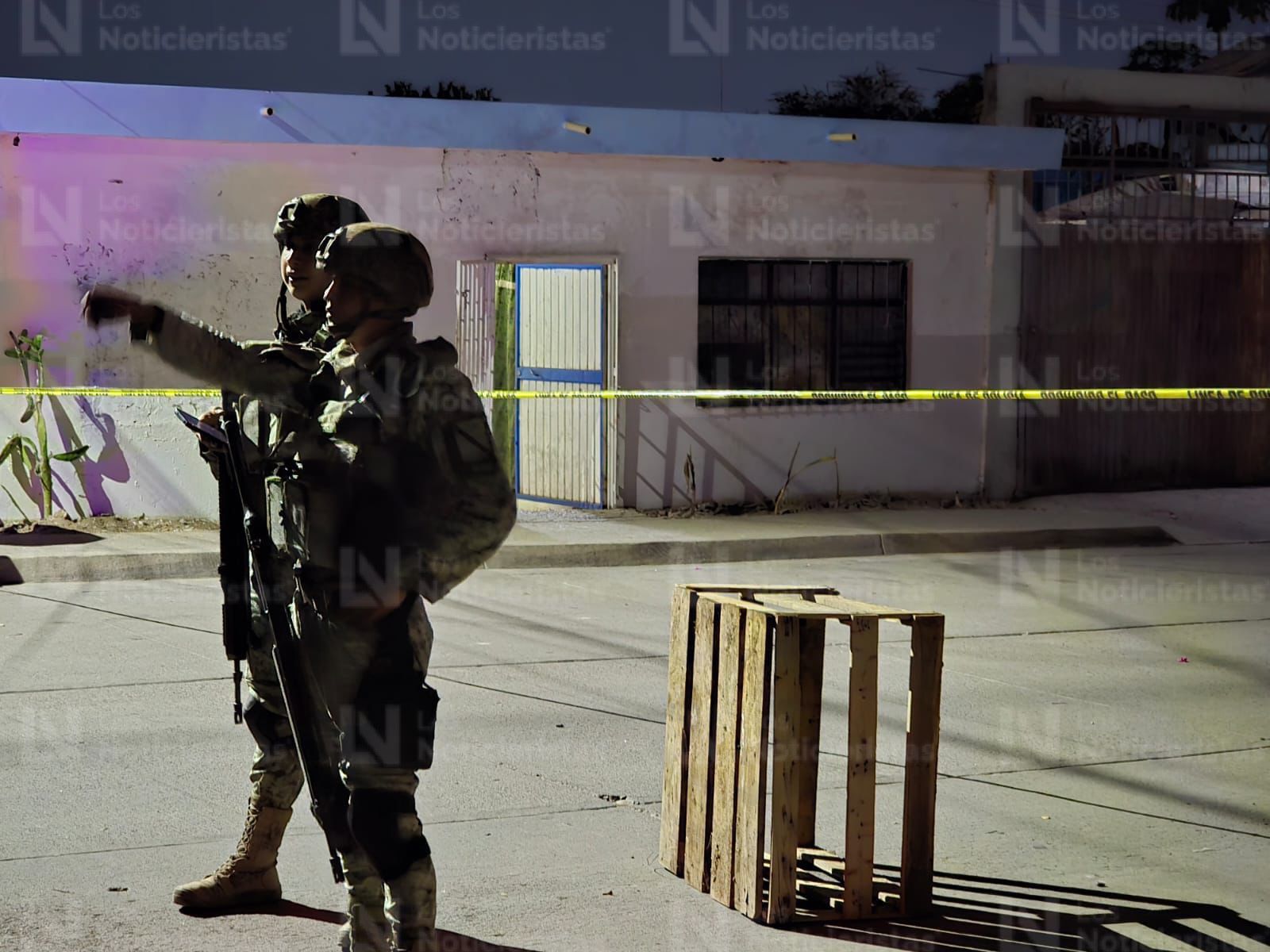 Militares cuidan el lugar donde un hombre fue baleado en Culiacán