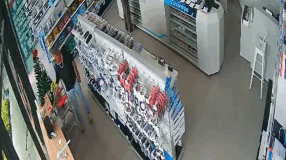 ¡Con las manos en la masa! Captan a hombre robándose un celular de tienda de electrónica en Los Mochis, Sinaloa