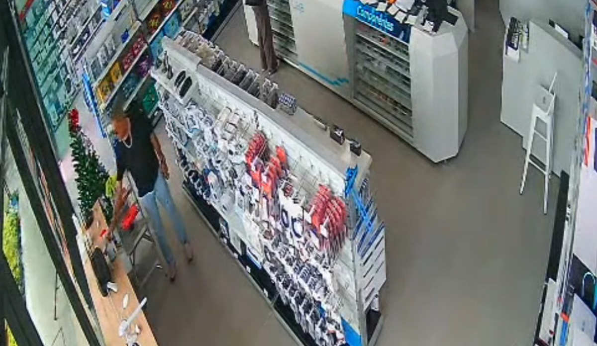 Hombre roba celular en tienda de electrónicos en Los Mochis