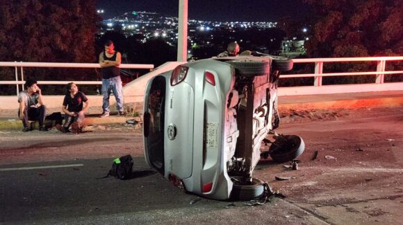 Mujer y hombre resultan lesionados al chocar y volcar en su auto en la colonia Progreso de Culiacán, Sinaloa