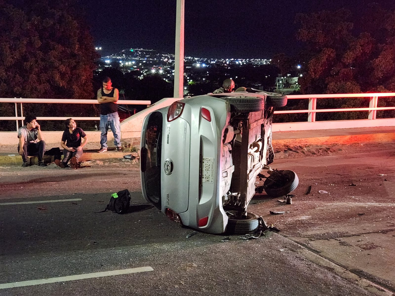 hombre y mujer vuelcan en su auto en culiacan