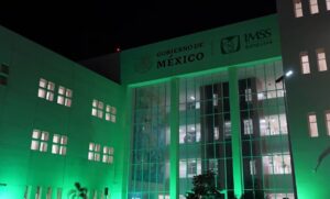 Hospital IMSS-Bienestar Culiacán iluminado de verde