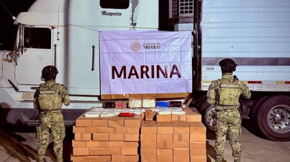 Marina asegura más de 600 kg de metanfetamina y otras drogas ocultas en el doble fondo de un tractocamión en Mazatlán, Sinaloa