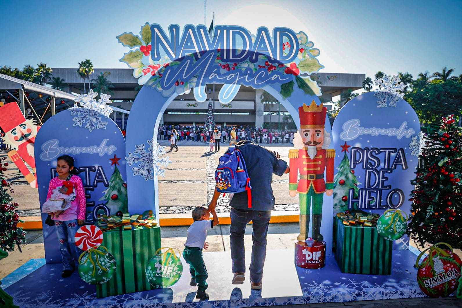 Inauguran pista de hielo en Culiacán, Sinaloa