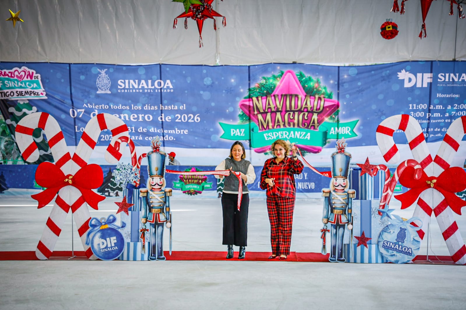 Inauguran pista de hielo en Culiacán, Sinaloa