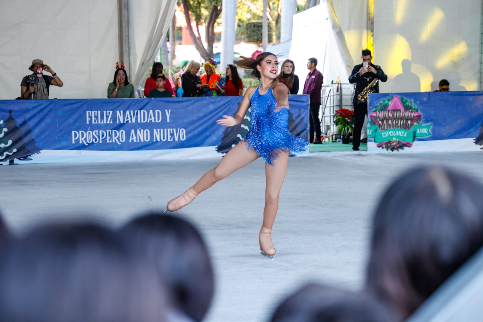 Inauguran pista de hielo en Culiacán, Sinaloa