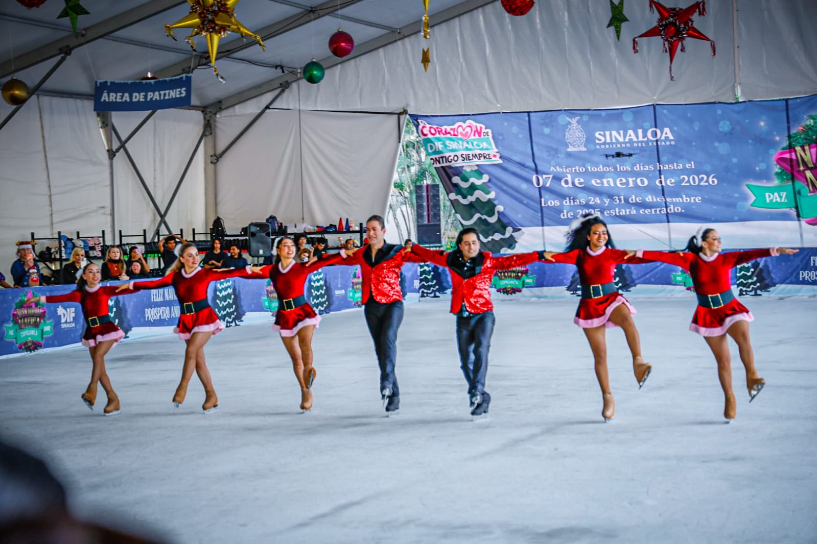 Inauguran pista de hielo en Culiacán, Sinaloa