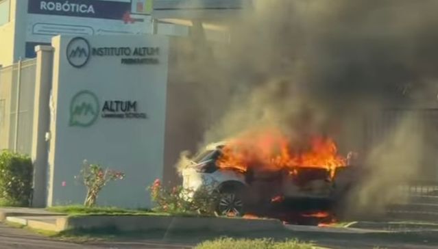 Incendian un vehículo frente a colegio de Culiacán, Sinaloa