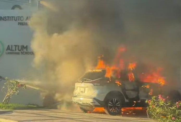 Incendian un vehículo frente a colegio de Culiacán, Sinaloa