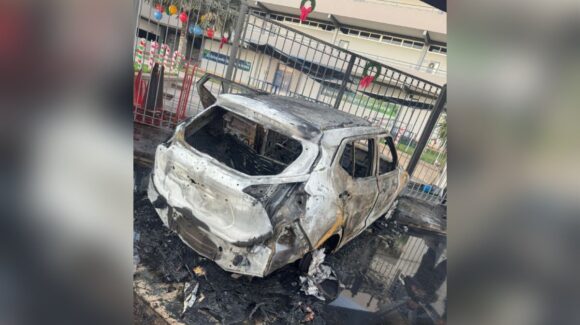 ¡Otro colegio! Incendian vehículo en la entrada del Colegio Altum en Culiacán, Sinaloa