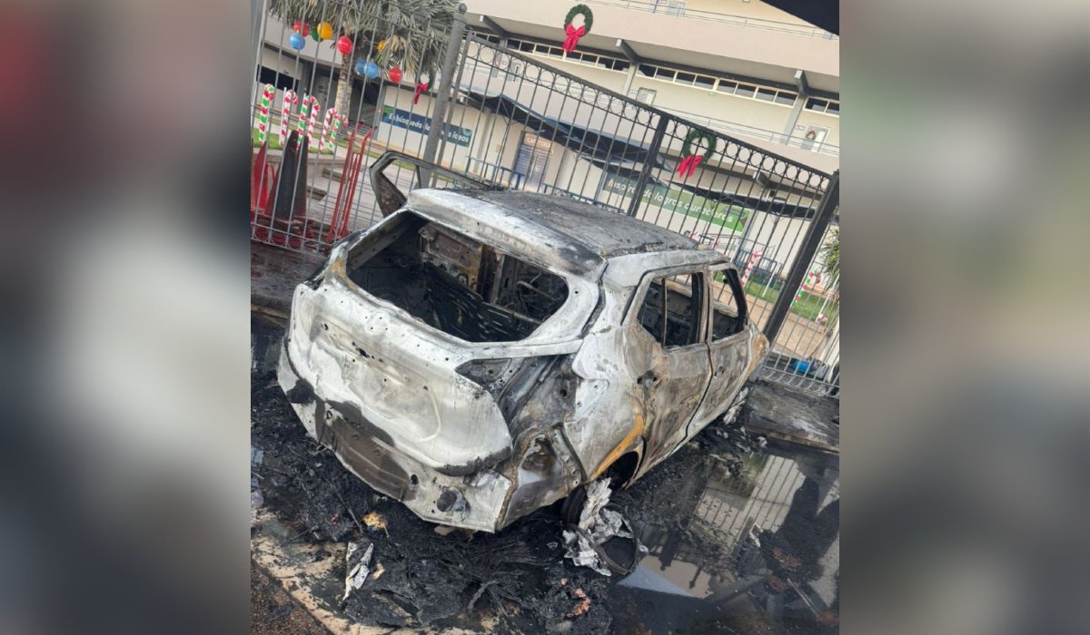 Incendian un vehículo frente a colegio de Culiacán, Sinaloa