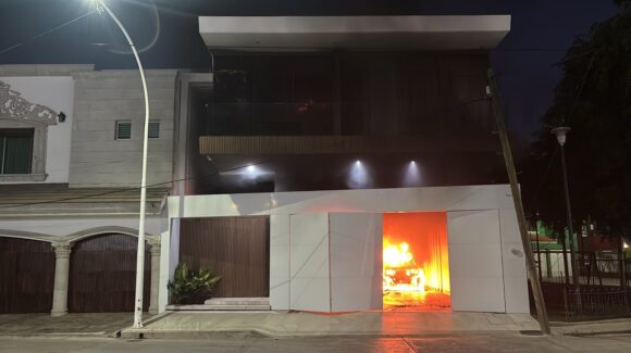 Revientan e incendian otro domicilio, ahora en la colonia Chapultepec de Culiacán, Sinaloa