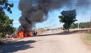 Vehículo incendiado en Villa Juárez, Navolato