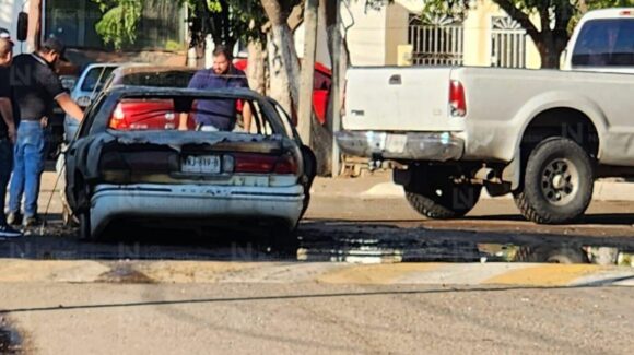 ¡Iba saliendo del taller! Se quema carro en Villas del Río en Culiacán