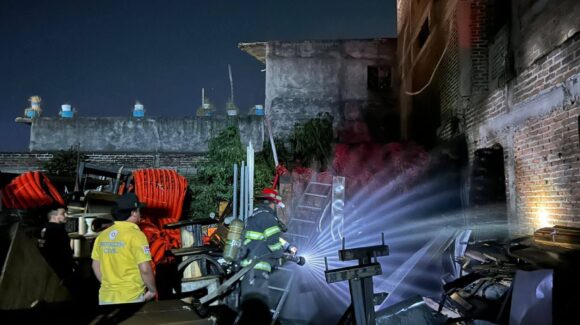 Incendio en bodega de plásticos moviliza a cuerpos de emergencia en Concordia, Sinaloa