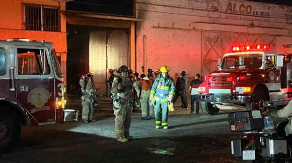 Incendio en bodega de frijoles moviliza a los cuerpos de auxilio de la ciudad de Los Mochis, Sinaloa