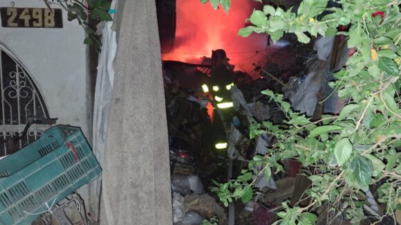 Voraz incendio consume una vivienda de la colonia 72 de la ciudad de Los Mochis, Sinaloa