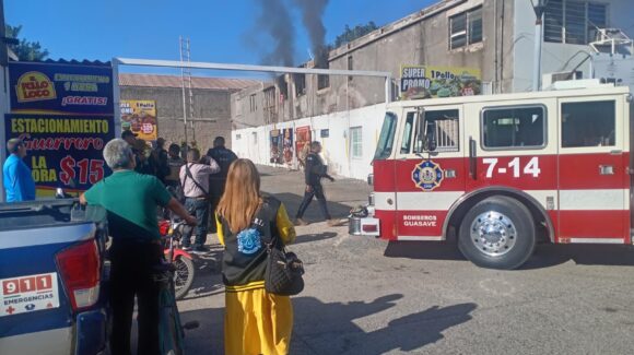 Incendio en departamento del Centro de Guasave, Sinaloa, moviliza a cuerpos de emergencia