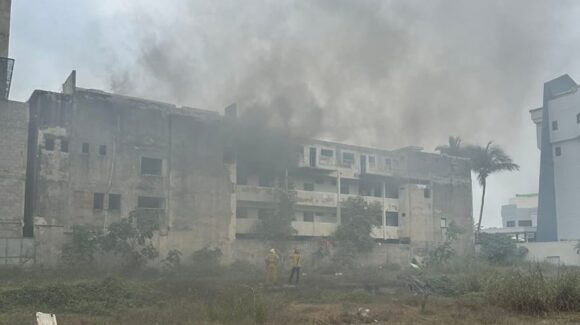 Incendio en hotel abandonado de la avenida del Mar deja cuatro detenidos en Mazatlán, Sinaloa