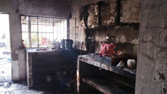 ‘Me quedé sin nada’: incendio deja sin hogar a familia de El Venadillo; comunidad activa red solidaria en Mazatlán, Sinaloa