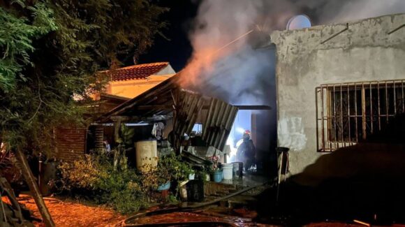 Llamas de madrugada movilizan a Bomberos Veteranos en comunidades de Concordia, Sinaloa este lunes 22 de diciembre