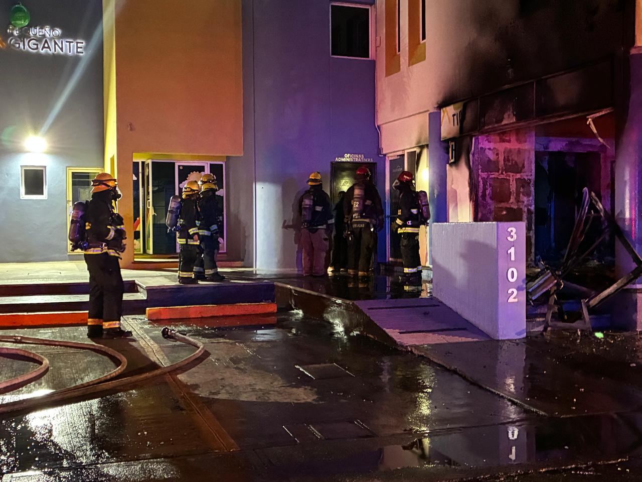 Bomberos apagan incendio en tienda de uniformes