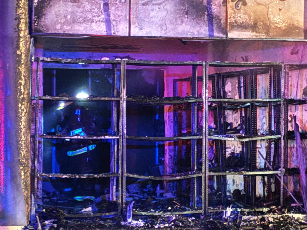 Bomberos apagan incendio en tienda de uniformes