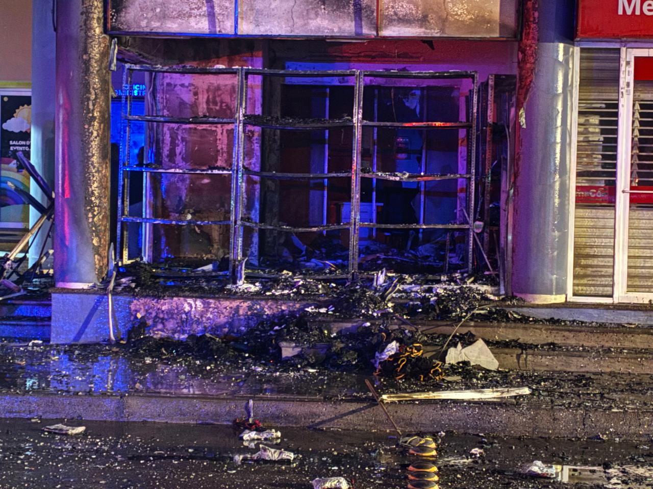 Bomberos apagan incendio en tienda de uniformes
