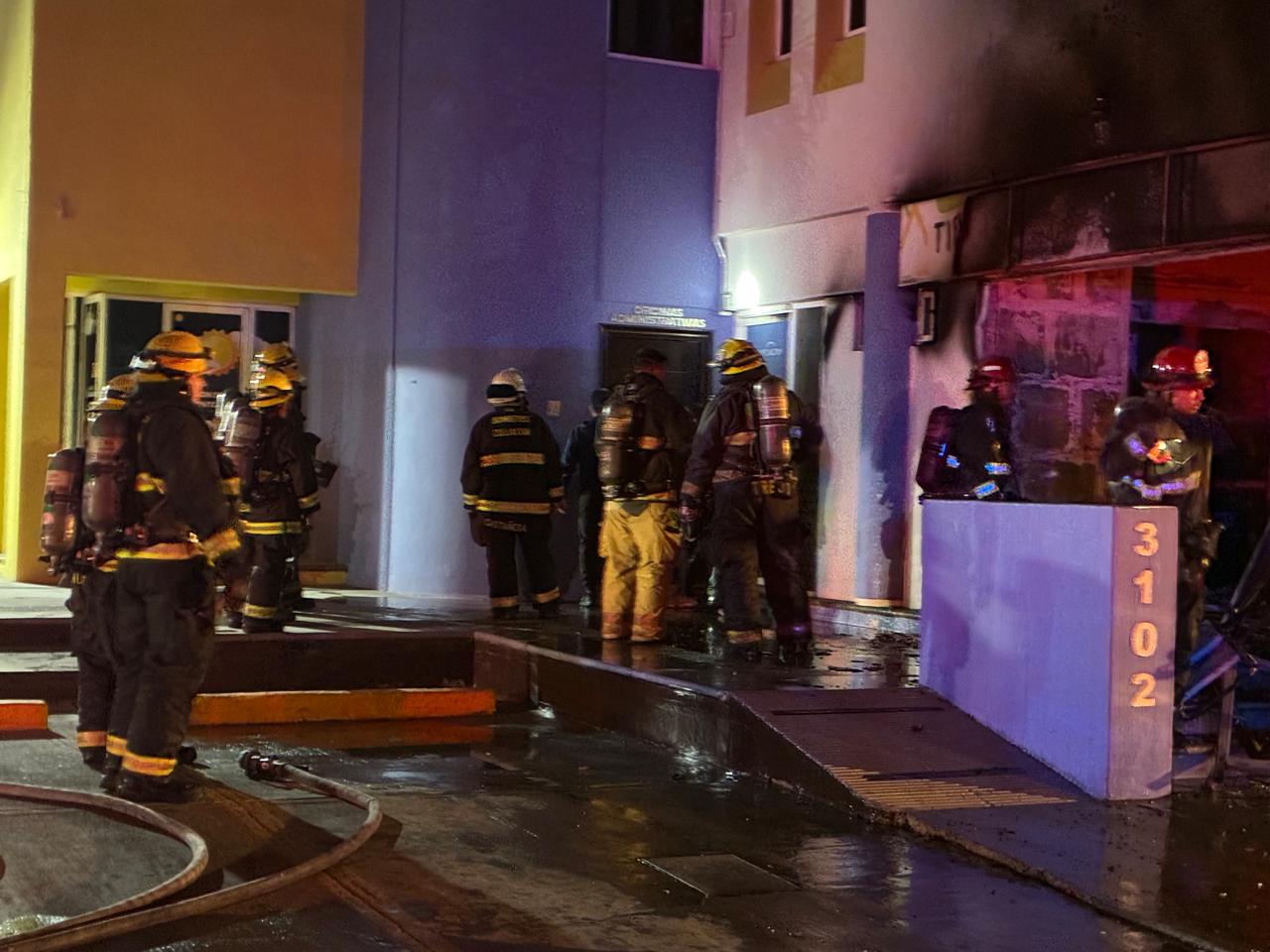 Bomberos apagan incendio en tienda de uniformes