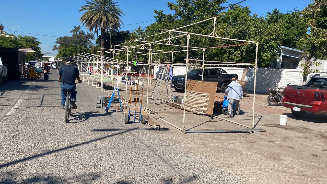 Comerciantes inician con la instalación de la Verbena en Guasave, Sin.