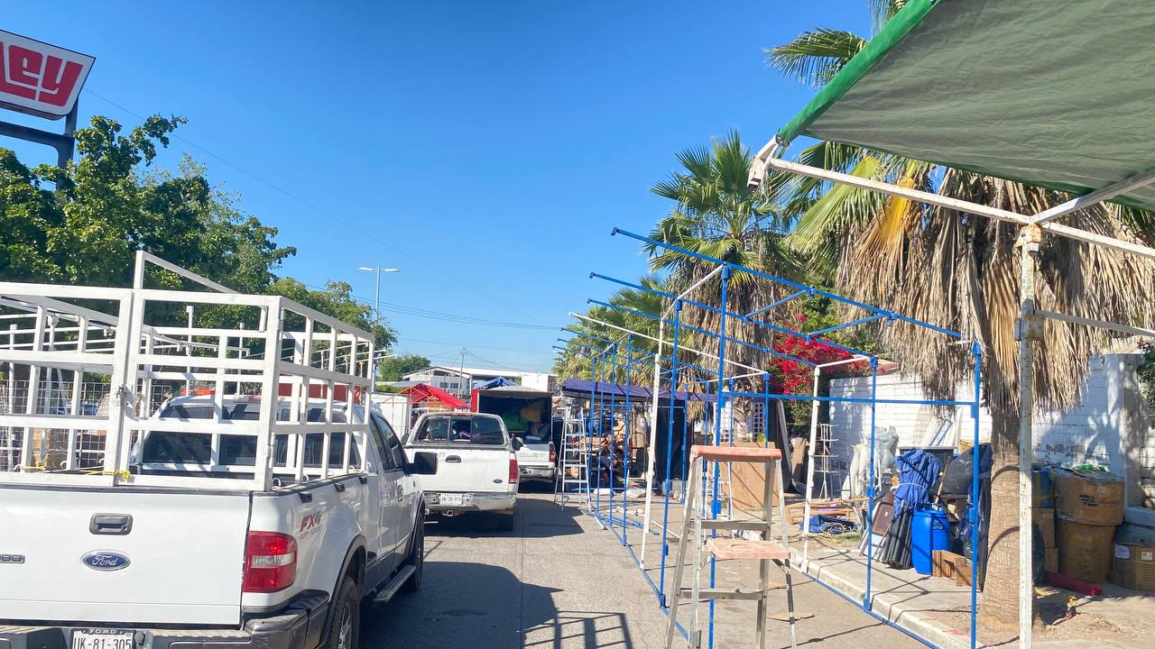 Comerciantes inician con la instalación de la Verbena en Guasave, Sin.