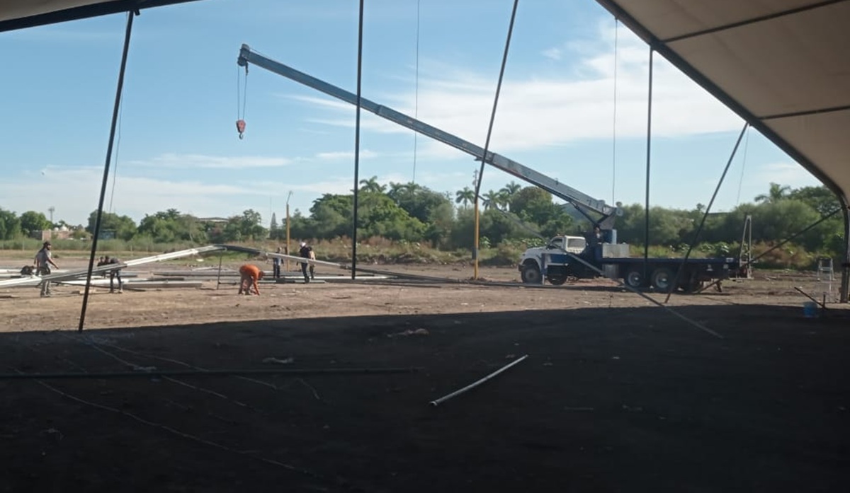 Arman megacarpa donde se instalará la Verbena Navideña, en Los Mochis