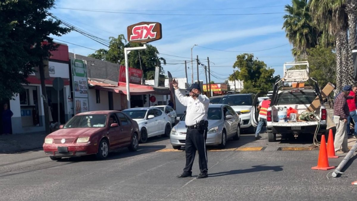 instalación de semáforos en cruceros de Los Mochis