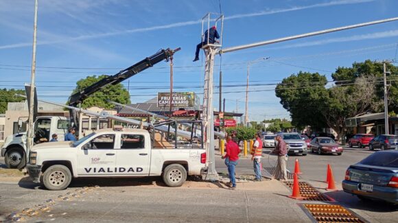 Estima Obras Pública que para el 15 de enero alcance 60% de instalación de semáforos en Los Mochis