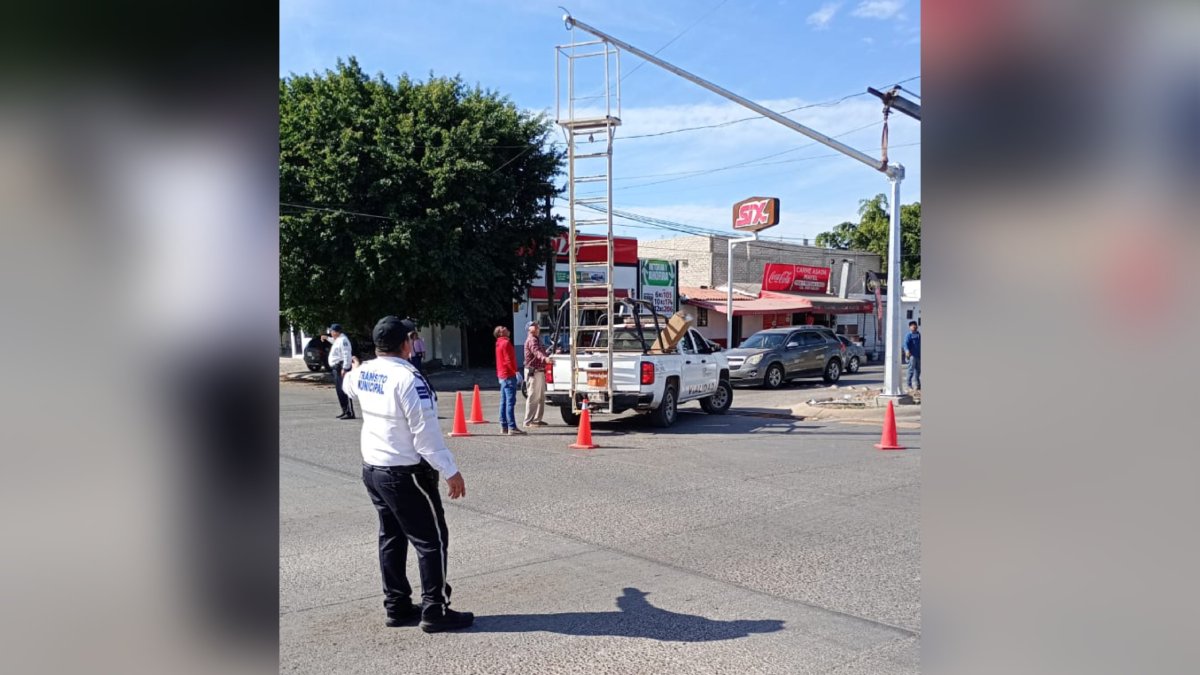 instalación de semáforos en cruceros de Los Mochis