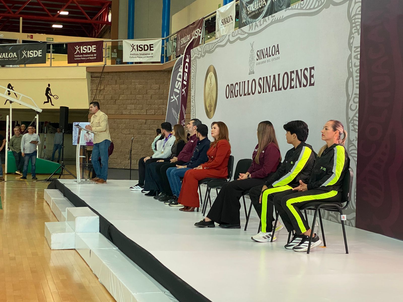 ISDE entrega estímulos económicos a medallistas